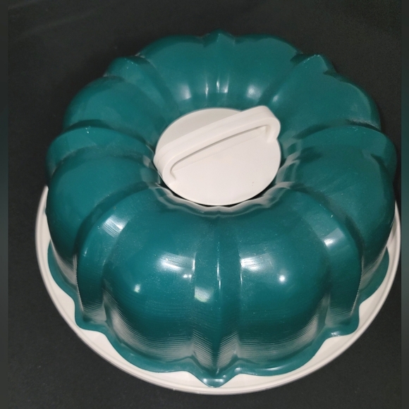 10" Bundt cake pan with storage/carry handle - Picture 5 of 12